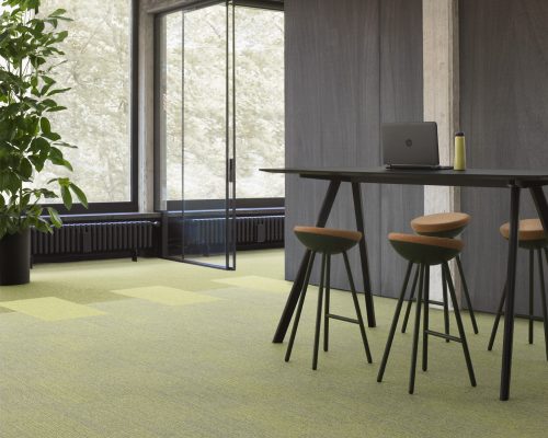 ambientada_corporativo_espaços-abertos_carpetes_desso_essence-stripe_placa_711458007_1576860391_1489x1986