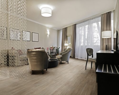 ambientada_residencial_sala-de-estar-e-jantar2_lvt_click_essence_9329619_acacia_1620323193_5760x3840